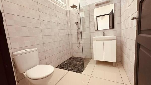 A LOUER SUR LA COMMUNE DES ABYMES  GRANDE VILLA T5 +T2 AVEC PISCINE SUR 2000 M² DE TERRAIN