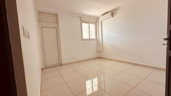 A LOUER SUR LA COMMUNE DES ABYMES  GRANDE VILLA T5 +T2 AVEC PISCINE SUR 2000 M² DE TERRAIN