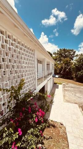A LOUER SUR LA COMMUNE DES ABYMES  GRANDE VILLA T5 +T2 AVEC PISCINE SUR 2000 M² DE TERRAIN