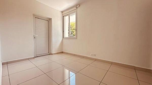 A LOUER SUR LA COMMUNE DES ABYMES  GRANDE VILLA T5 +T2 AVEC PISCINE SUR 2000 M² DE TERRAIN