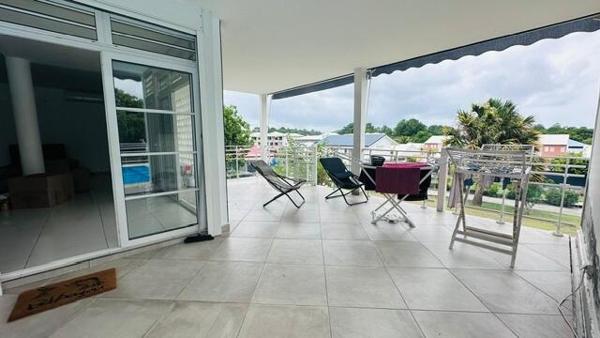 A LOUER SUR LA COMMUNE DES ABYMES  GRANDE VILLA T5 +T2 AVEC PISCINE SUR 2000 M² DE TERRAIN