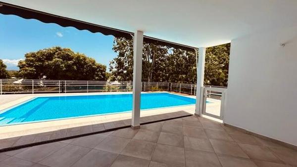 A LOUER SUR LA COMMUNE DES ABYMES  GRANDE VILLA T5 +T2 AVEC PISCINE SUR 2000 M² DE TERRAIN