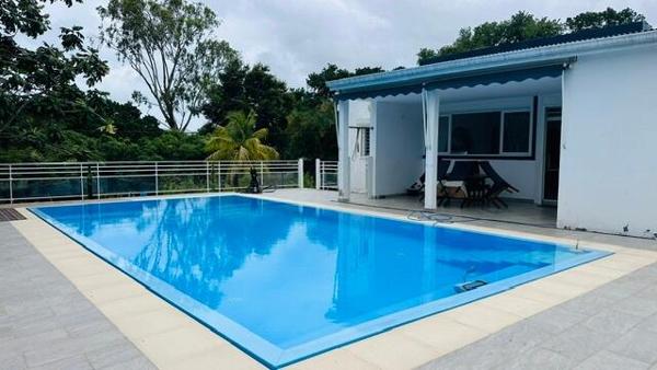 A LOUER SUR LA COMMUNE DES ABYMES  GRANDE VILLA T5 +T2 AVEC PISCINE SUR 2000 M² DE TERRAIN