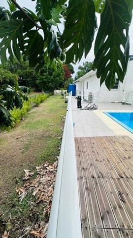 A LOUER SUR LA COMMUNE DES ABYMES  GRANDE VILLA T5 +T2 AVEC PISCINE SUR 2000 M² DE TERRAIN