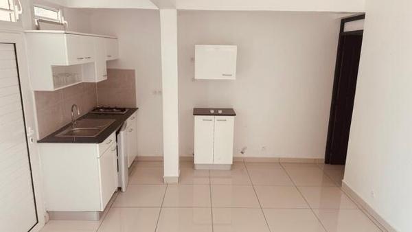A LOUER SUR LA COMMUNE DES ABYMES  GRANDE VILLA T5 +T2 AVEC PISCINE SUR 2000 M² DE TERRAIN