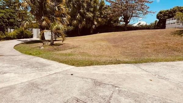 A LOUER SUR LA COMMUNE DES ABYMES  GRANDE VILLA T5 +T2 AVEC PISCINE SUR 2000 M² DE TERRAIN