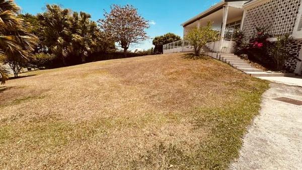 A LOUER SUR LA COMMUNE DES ABYMES  GRANDE VILLA T5 +T2 AVEC PISCINE SUR 2000 M² DE TERRAIN