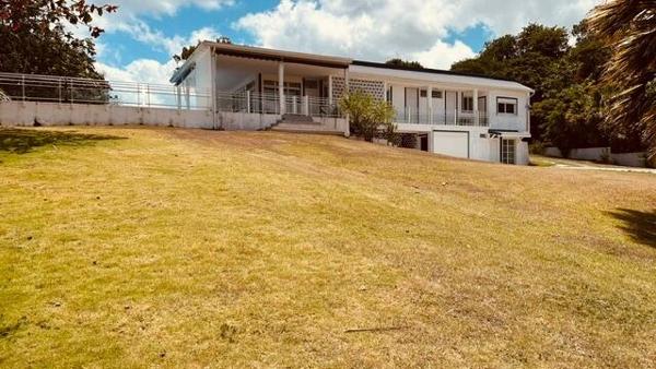 A LOUER SUR LA COMMUNE DES ABYMES  GRANDE VILLA T5 +T2 AVEC PISCINE SUR 2000 M² DE TERRAIN