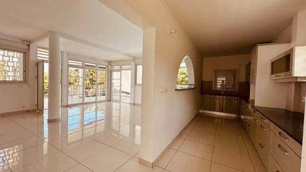 A LOUER SUR LA COMMUNE DES ABYMES  GRANDE VILLA T5 +T2 AVEC PISCINE SUR 2000 M² DE TERRAIN