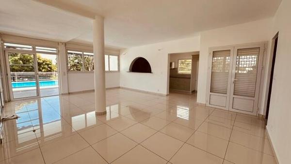 A LOUER SUR LA COMMUNE DES ABYMES  GRANDE VILLA T5 +T2 AVEC PISCINE SUR 2000 M² DE TERRAIN