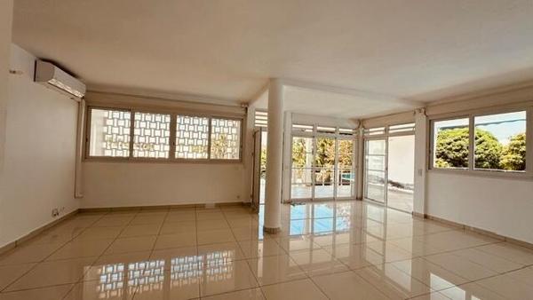A LOUER SUR LA COMMUNE DES ABYMES  GRANDE VILLA T5 +T2 AVEC PISCINE SUR 2000 M² DE TERRAIN