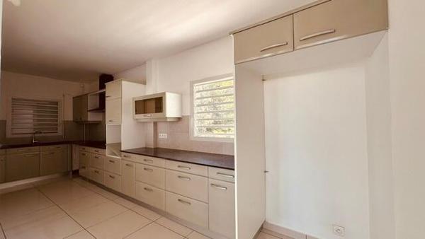 A LOUER SUR LA COMMUNE DES ABYMES  GRANDE VILLA T5 +T2 AVEC PISCINE SUR 2000 M² DE TERRAIN
