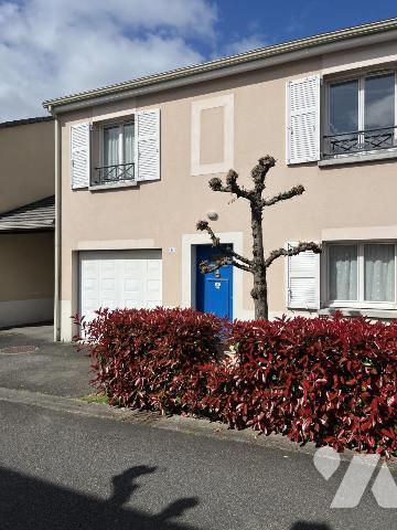 NANTES, proche Beauséjour Massacre. Maison de 2001 de 4 pièces avec garage + parking. Libre