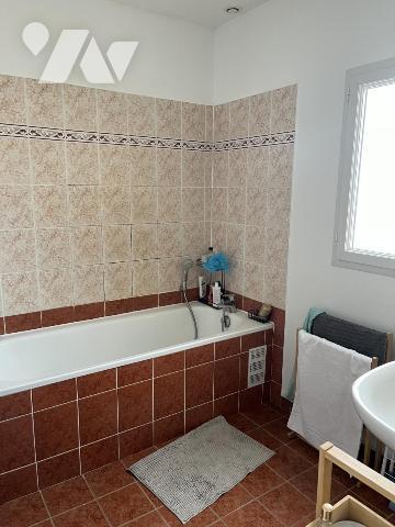 NANTES, proche Beauséjour Massacre. Maison de 2001 de 4 pièces avec garage + parking. Libre