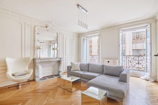 Location meublée - Appartement Paris 75008- 5 pièces - 2 chambres- balcon- rue d'Artois
