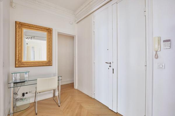Location meublée - Appartement Paris 75008- 5 pièces - 2 chambres- balcon- rue d'Artois