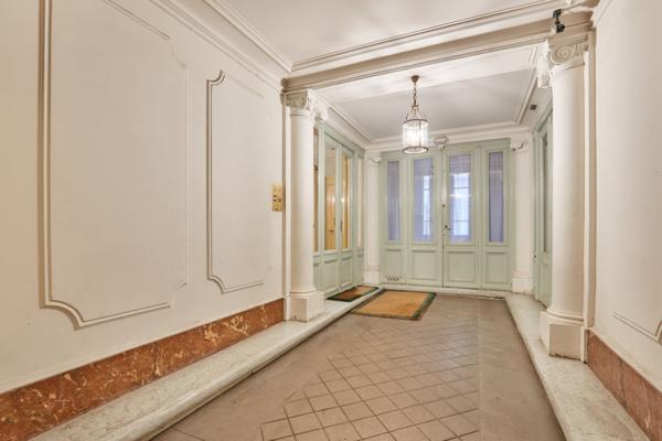 Location meublée - Appartement Paris 75008- 5 pièces - 2 chambres- balcon- rue d'Artois