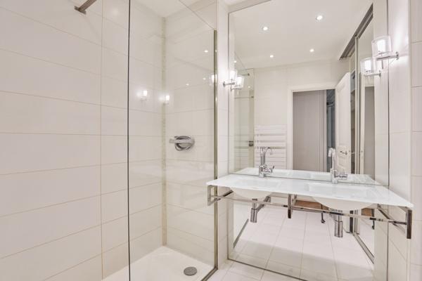 Location meublée - Appartement Paris 75008- 5 pièces - 2 chambres- balcon- rue d'Artois