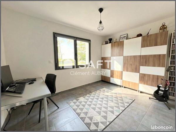 Maison récente avec 4 chambres et terrain !
