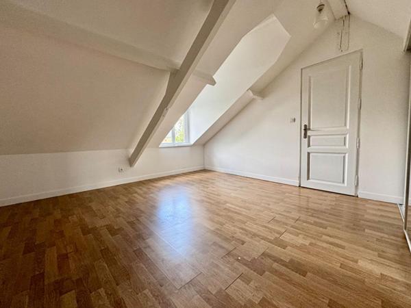 Très belle  Longère  de 129m2 , 3 chambres , grand jardin  GLISY (10mn d'Amiens )