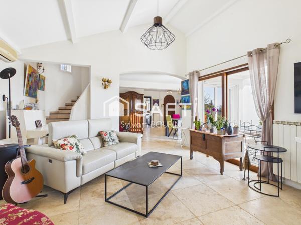 Maison d’architecte 230m2 avec 7 pièces et piscine
