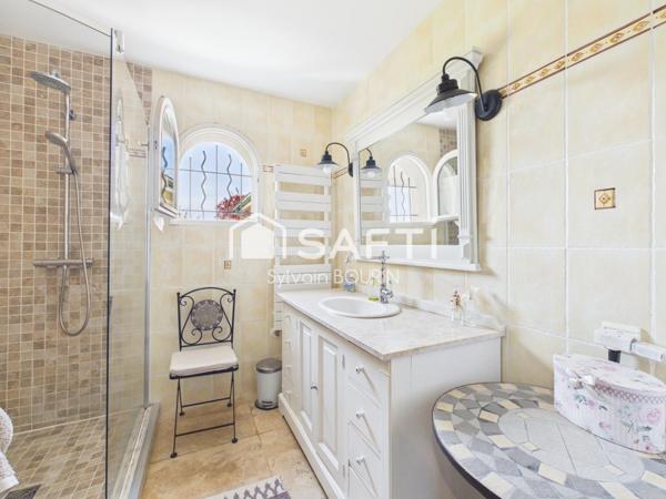 Maison d’architecte 230m2 avec 7 pièces et piscine