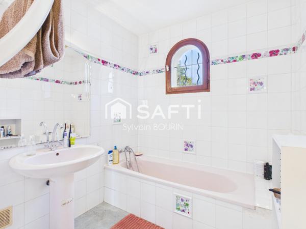 Maison d’architecte 230m2 avec 7 pièces et piscine