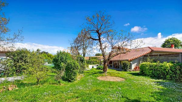 Vente
                Maison281,9 m² - 13 Pièces -
                    SAINT SULPICE LA POINTE (81370)