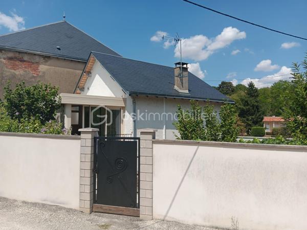 🏡 Maison de ville avec cour – Civray (86400)

Charmante maison de 75 m² sur 143 m² de terrain, comprenant 2 chambres, véranda récente, clim réversible et cheminée. Courette avec cabanon et barbecue, stationnement dans cour commune. Accessibilité facilitée grâce aux monte-escaliers.

✨ Points forts
Maison de ville sur deux niveaux avec double entrée (cour commune et rue).Proximité commerces ,écoles, cabinets médicaux.

Véranda récente (2022) offrant un bel espace lumineux.

Climatisation réversible (2024) et cheminée foyer fermé pour un confort optimal toute l’année.

Cuisine ouverte équipée

Accessibilité PMR grâce à deux monte-escaliers (extérieur et intérieur).

Toiture ardoise refaite en 2019.

 Cour arborée avec cabanon et barbecue, parfaite pour profiter des beaux jours.

🔎 Informations complémentaires
Place de stationnement dans cour commune.

2 WC, salle de douche.

Compteurs accessibles depuis la chambre du bas.

💡 Opportunité
Maison idéale pour personne à mobilité réduite, couple, famille monoparentale ou personne seule. 
Un bien rare sur le marché, alliant charme de l’ancien et confort moderne.