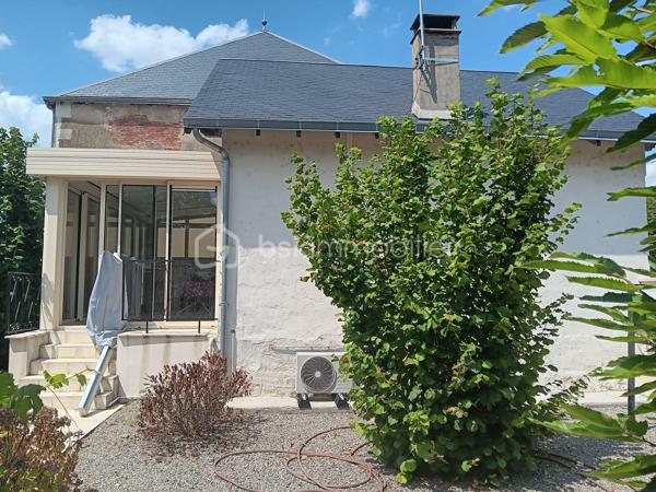 🏡 Maison de ville avec cour – Civray (86400)

Charmante maison de 75 m² sur 143 m² de terrain, comprenant 2 chambres, véranda récente, clim réversible et cheminée. Courette avec cabanon et barbecue, stationnement dans cour commune. Accessibilité facilitée grâce aux monte-escaliers.

✨ Points forts
Maison de ville sur deux niveaux avec double entrée (cour commune et rue).Proximité commerces ,écoles, cabinets médicaux.

Véranda récente (2022) offrant un bel espace lumineux.

Climatisation réversible (2024) et cheminée foyer fermé pour un confort optimal toute l’année.

Cuisine ouverte équipée

Accessibilité PMR grâce à deux monte-escaliers (extérieur et intérieur).

Toiture ardoise refaite en 2019.

 Cour arborée avec cabanon et barbecue, parfaite pour profiter des beaux jours.

🔎 Informations complémentaires
Place de stationnement dans cour commune.

2 WC, salle de douche.

Compteurs accessibles depuis la chambre du bas.

💡 Opportunité
Maison idéale pour personne à mobilité réduite, couple, famille monoparentale ou personne seule. 
Un bien rare sur le marché, alliant charme de l’ancien et confort moderne.