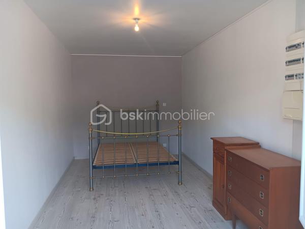 🏡 Maison de ville avec cour – Civray (86400)

Charmante maison de 75 m² sur 143 m² de terrain, comprenant 2 chambres, véranda récente, clim réversible et cheminée. Courette avec cabanon et barbecue, stationnement dans cour commune. Accessibilité facilitée grâce aux monte-escaliers.

✨ Points forts
Maison de ville sur deux niveaux avec double entrée (cour commune et rue).Proximité commerces ,écoles, cabinets médicaux.

Véranda récente (2022) offrant un bel espace lumineux.

Climatisation réversible (2024) et cheminée foyer fermé pour un confort optimal toute l’année.

Cuisine ouverte équipée

Accessibilité PMR grâce à deux monte-escaliers (extérieur et intérieur).

Toiture ardoise refaite en 2019.

 Cour arborée avec cabanon et barbecue, parfaite pour profiter des beaux jours.

🔎 Informations complémentaires
Place de stationnement dans cour commune.

2 WC, salle de douche.

Compteurs accessibles depuis la chambre du bas.

💡 Opportunité
Maison idéale pour personne à mobilité réduite, couple, famille monoparentale ou personne seule. 
Un bien rare sur le marché, alliant charme de l’ancien et confort moderne.