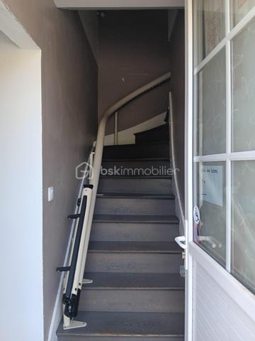 🏡 Maison de ville avec cour – Civray (86400)

Charmante maison de 75 m² sur 143 m² de terrain, comprenant 2 chambres, véranda récente, clim réversible et cheminée. Courette avec cabanon et barbecue, stationnement dans cour commune. Accessibilité facilitée grâce aux monte-escaliers.

✨ Points forts
Maison de ville sur deux niveaux avec double entrée (cour commune et rue).Proximité commerces ,écoles, cabinets médicaux.

Véranda récente (2022) offrant un bel espace lumineux.

Climatisation réversible (2024) et cheminée foyer fermé pour un confort optimal toute l’année.

Cuisine ouverte équipée

Accessibilité PMR grâce à deux monte-escaliers (extérieur et intérieur).

Toiture ardoise refaite en 2019.

 Cour arborée avec cabanon et barbecue, parfaite pour profiter des beaux jours.

🔎 Informations complémentaires
Place de stationnement dans cour commune.

2 WC, salle de douche.

Compteurs accessibles depuis la chambre du bas.

💡 Opportunité
Maison idéale pour personne à mobilité réduite, couple, famille monoparentale ou personne seule. 
Un bien rare sur le marché, alliant charme de l’ancien et confort moderne.