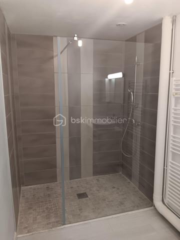 🏡 Maison de ville avec cour – Civray (86400)

Charmante maison de 75 m² sur 143 m² de terrain, comprenant 2 chambres, véranda récente, clim réversible et cheminée. Courette avec cabanon et barbecue, stationnement dans cour commune. Accessibilité facilitée grâce aux monte-escaliers.

✨ Points forts
Maison de ville sur deux niveaux avec double entrée (cour commune et rue).Proximité commerces ,écoles, cabinets médicaux.

Véranda récente (2022) offrant un bel espace lumineux.

Climatisation réversible (2024) et cheminée foyer fermé pour un confort optimal toute l’année.

Cuisine ouverte équipée

Accessibilité PMR grâce à deux monte-escaliers (extérieur et intérieur).

Toiture ardoise refaite en 2019.

 Cour arborée avec cabanon et barbecue, parfaite pour profiter des beaux jours.

🔎 Informations complémentaires
Place de stationnement dans cour commune.

2 WC, salle de douche.

Compteurs accessibles depuis la chambre du bas.

💡 Opportunité
Maison idéale pour personne à mobilité réduite, couple, famille monoparentale ou personne seule. 
Un bien rare sur le marché, alliant charme de l’ancien et confort moderne.