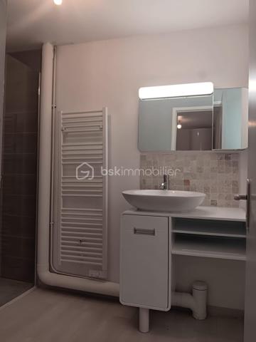 🏡 Maison de ville avec cour – Civray (86400)

Charmante maison de 75 m² sur 143 m² de terrain, comprenant 2 chambres, véranda récente, clim réversible et cheminée. Courette avec cabanon et barbecue, stationnement dans cour commune. Accessibilité facilitée grâce aux monte-escaliers.

✨ Points forts
Maison de ville sur deux niveaux avec double entrée (cour commune et rue).Proximité commerces ,écoles, cabinets médicaux.

Véranda récente (2022) offrant un bel espace lumineux.

Climatisation réversible (2024) et cheminée foyer fermé pour un confort optimal toute l’année.

Cuisine ouverte équipée

Accessibilité PMR grâce à deux monte-escaliers (extérieur et intérieur).

Toiture ardoise refaite en 2019.

 Cour arborée avec cabanon et barbecue, parfaite pour profiter des beaux jours.

🔎 Informations complémentaires
Place de stationnement dans cour commune.

2 WC, salle de douche.

Compteurs accessibles depuis la chambre du bas.

💡 Opportunité
Maison idéale pour personne à mobilité réduite, couple, famille monoparentale ou personne seule. 
Un bien rare sur le marché, alliant charme de l’ancien et confort moderne.