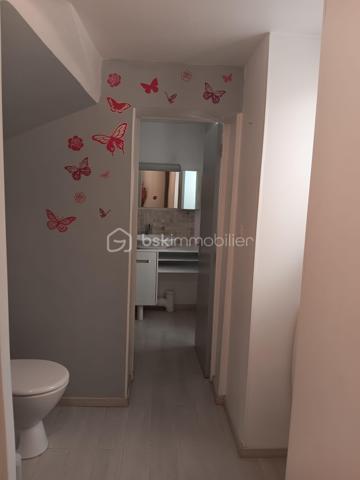 🏡 Maison de ville avec cour – Civray (86400)

Charmante maison de 75 m² sur 143 m² de terrain, comprenant 2 chambres, véranda récente, clim réversible et cheminée. Courette avec cabanon et barbecue, stationnement dans cour commune. Accessibilité facilitée grâce aux monte-escaliers.

✨ Points forts
Maison de ville sur deux niveaux avec double entrée (cour commune et rue).Proximité commerces ,écoles, cabinets médicaux.

Véranda récente (2022) offrant un bel espace lumineux.

Climatisation réversible (2024) et cheminée foyer fermé pour un confort optimal toute l’année.

Cuisine ouverte équipée

Accessibilité PMR grâce à deux monte-escaliers (extérieur et intérieur).

Toiture ardoise refaite en 2019.

 Cour arborée avec cabanon et barbecue, parfaite pour profiter des beaux jours.

🔎 Informations complémentaires
Place de stationnement dans cour commune.

2 WC, salle de douche.

Compteurs accessibles depuis la chambre du bas.

💡 Opportunité
Maison idéale pour personne à mobilité réduite, couple, famille monoparentale ou personne seule. 
Un bien rare sur le marché, alliant charme de l’ancien et confort moderne.