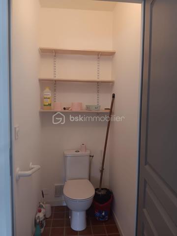 🏡 Maison de ville avec cour – Civray (86400)

Charmante maison de 75 m² sur 143 m² de terrain, comprenant 2 chambres, véranda récente, clim réversible et cheminée. Courette avec cabanon et barbecue, stationnement dans cour commune. Accessibilité facilitée grâce aux monte-escaliers.

✨ Points forts
Maison de ville sur deux niveaux avec double entrée (cour commune et rue).Proximité commerces ,écoles, cabinets médicaux.

Véranda récente (2022) offrant un bel espace lumineux.

Climatisation réversible (2024) et cheminée foyer fermé pour un confort optimal toute l’année.

Cuisine ouverte équipée

Accessibilité PMR grâce à deux monte-escaliers (extérieur et intérieur).

Toiture ardoise refaite en 2019.

 Cour arborée avec cabanon et barbecue, parfaite pour profiter des beaux jours.

🔎 Informations complémentaires
Place de stationnement dans cour commune.

2 WC, salle de douche.

Compteurs accessibles depuis la chambre du bas.

💡 Opportunité
Maison idéale pour personne à mobilité réduite, couple, famille monoparentale ou personne seule. 
Un bien rare sur le marché, alliant charme de l’ancien et confort moderne.