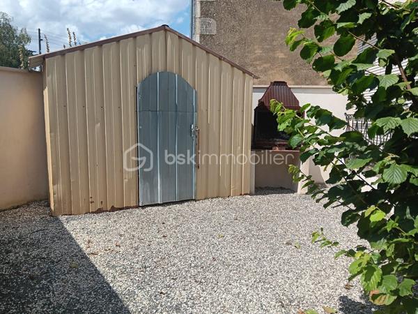 🏡 Maison de ville avec cour – Civray (86400)

Charmante maison de 75 m² sur 143 m² de terrain, comprenant 2 chambres, véranda récente, clim réversible et cheminée. Courette avec cabanon et barbecue, stationnement dans cour commune. Accessibilité facilitée grâce aux monte-escaliers.

✨ Points forts
Maison de ville sur deux niveaux avec double entrée (cour commune et rue).Proximité commerces ,écoles, cabinets médicaux.

Véranda récente (2022) offrant un bel espace lumineux.

Climatisation réversible (2024) et cheminée foyer fermé pour un confort optimal toute l’année.

Cuisine ouverte équipée

Accessibilité PMR grâce à deux monte-escaliers (extérieur et intérieur).

Toiture ardoise refaite en 2019.

 Cour arborée avec cabanon et barbecue, parfaite pour profiter des beaux jours.

🔎 Informations complémentaires
Place de stationnement dans cour commune.

2 WC, salle de douche.

Compteurs accessibles depuis la chambre du bas.

💡 Opportunité
Maison idéale pour personne à mobilité réduite, couple, famille monoparentale ou personne seule. 
Un bien rare sur le marché, alliant charme de l’ancien et confort moderne.