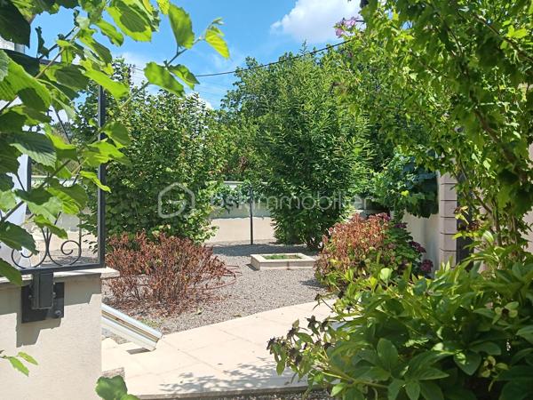 🏡 Maison de ville avec cour – Civray (86400)

Charmante maison de 75 m² sur 143 m² de terrain, comprenant 2 chambres, véranda récente, clim réversible et cheminée. Courette avec cabanon et barbecue, stationnement dans cour commune. Accessibilité facilitée grâce aux monte-escaliers.

✨ Points forts
Maison de ville sur deux niveaux avec double entrée (cour commune et rue).Proximité commerces ,écoles, cabinets médicaux.

Véranda récente (2022) offrant un bel espace lumineux.

Climatisation réversible (2024) et cheminée foyer fermé pour un confort optimal toute l’année.

Cuisine ouverte équipée

Accessibilité PMR grâce à deux monte-escaliers (extérieur et intérieur).

Toiture ardoise refaite en 2019.

 Cour arborée avec cabanon et barbecue, parfaite pour profiter des beaux jours.

🔎 Informations complémentaires
Place de stationnement dans cour commune.

2 WC, salle de douche.

Compteurs accessibles depuis la chambre du bas.

💡 Opportunité
Maison idéale pour personne à mobilité réduite, couple, famille monoparentale ou personne seule. 
Un bien rare sur le marché, alliant charme de l’ancien et confort moderne.