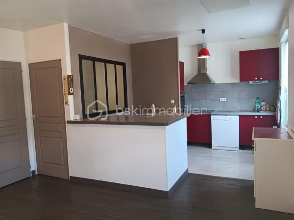 🏡 Maison de ville avec cour – Civray (86400)

Charmante maison de 75 m² sur 143 m² de terrain, comprenant 2 chambres, véranda récente, clim réversible et cheminée. Courette avec cabanon et barbecue, stationnement dans cour commune. Accessibilité facilitée grâce aux monte-escaliers.

✨ Points forts
Maison de ville sur deux niveaux avec double entrée (cour commune et rue).Proximité commerces ,écoles, cabinets médicaux.

Véranda récente (2022) offrant un bel espace lumineux.

Climatisation réversible (2024) et cheminée foyer fermé pour un confort optimal toute l’année.

Cuisine ouverte équipée

Accessibilité PMR grâce à deux monte-escaliers (extérieur et intérieur).

Toiture ardoise refaite en 2019.

 Cour arborée avec cabanon et barbecue, parfaite pour profiter des beaux jours.

🔎 Informations complémentaires
Place de stationnement dans cour commune.

2 WC, salle de douche.

Compteurs accessibles depuis la chambre du bas.

💡 Opportunité
Maison idéale pour personne à mobilité réduite, couple, famille monoparentale ou personne seule. 
Un bien rare sur le marché, alliant charme de l’ancien et confort moderne.