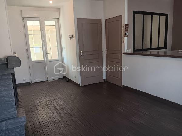 🏡 Maison de ville avec cour – Civray (86400)

Charmante maison de 75 m² sur 143 m² de terrain, comprenant 2 chambres, véranda récente, clim réversible et cheminée. Courette avec cabanon et barbecue, stationnement dans cour commune. Accessibilité facilitée grâce aux monte-escaliers.

✨ Points forts
Maison de ville sur deux niveaux avec double entrée (cour commune et rue).Proximité commerces ,écoles, cabinets médicaux.

Véranda récente (2022) offrant un bel espace lumineux.

Climatisation réversible (2024) et cheminée foyer fermé pour un confort optimal toute l’année.

Cuisine ouverte équipée

Accessibilité PMR grâce à deux monte-escaliers (extérieur et intérieur).

Toiture ardoise refaite en 2019.

 Cour arborée avec cabanon et barbecue, parfaite pour profiter des beaux jours.

🔎 Informations complémentaires
Place de stationnement dans cour commune.

2 WC, salle de douche.

Compteurs accessibles depuis la chambre du bas.

💡 Opportunité
Maison idéale pour personne à mobilité réduite, couple, famille monoparentale ou personne seule. 
Un bien rare sur le marché, alliant charme de l’ancien et confort moderne.