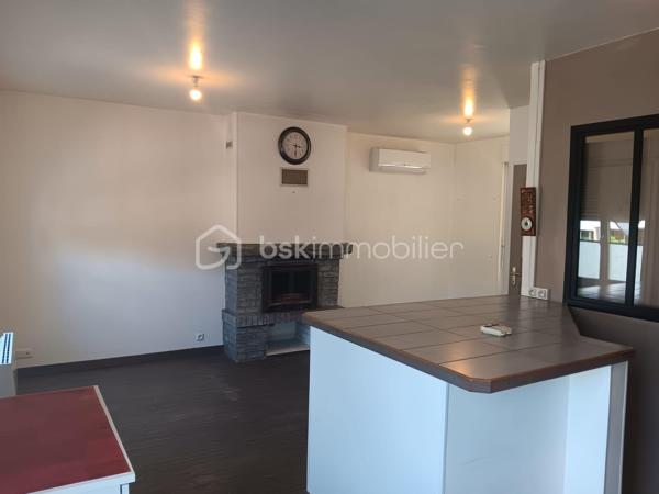 🏡 Maison de ville avec cour – Civray (86400)

Charmante maison de 75 m² sur 143 m² de terrain, comprenant 2 chambres, véranda récente, clim réversible et cheminée. Courette avec cabanon et barbecue, stationnement dans cour commune. Accessibilité facilitée grâce aux monte-escaliers.

✨ Points forts
Maison de ville sur deux niveaux avec double entrée (cour commune et rue).Proximité commerces ,écoles, cabinets médicaux.

Véranda récente (2022) offrant un bel espace lumineux.

Climatisation réversible (2024) et cheminée foyer fermé pour un confort optimal toute l’année.

Cuisine ouverte équipée

Accessibilité PMR grâce à deux monte-escaliers (extérieur et intérieur).

Toiture ardoise refaite en 2019.

 Cour arborée avec cabanon et barbecue, parfaite pour profiter des beaux jours.

🔎 Informations complémentaires
Place de stationnement dans cour commune.

2 WC, salle de douche.

Compteurs accessibles depuis la chambre du bas.

💡 Opportunité
Maison idéale pour personne à mobilité réduite, couple, famille monoparentale ou personne seule. 
Un bien rare sur le marché, alliant charme de l’ancien et confort moderne.