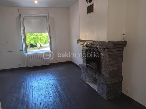 🏡 Maison de ville avec cour – Civray (86400)

Charmante maison de 75 m² sur 143 m² de terrain, comprenant 2 chambres, véranda récente, clim réversible et cheminée. Courette avec cabanon et barbecue, stationnement dans cour commune. Accessibilité facilitée grâce aux monte-escaliers.

✨ Points forts
Maison de ville sur deux niveaux avec double entrée (cour commune et rue).Proximité commerces ,écoles, cabinets médicaux.

Véranda récente (2022) offrant un bel espace lumineux.

Climatisation réversible (2024) et cheminée foyer fermé pour un confort optimal toute l’année.

Cuisine ouverte équipée

Accessibilité PMR grâce à deux monte-escaliers (extérieur et intérieur).

Toiture ardoise refaite en 2019.

 Cour arborée avec cabanon et barbecue, parfaite pour profiter des beaux jours.

🔎 Informations complémentaires
Place de stationnement dans cour commune.

2 WC, salle de douche.

Compteurs accessibles depuis la chambre du bas.

💡 Opportunité
Maison idéale pour personne à mobilité réduite, couple, famille monoparentale ou personne seule. 
Un bien rare sur le marché, alliant charme de l’ancien et confort moderne.