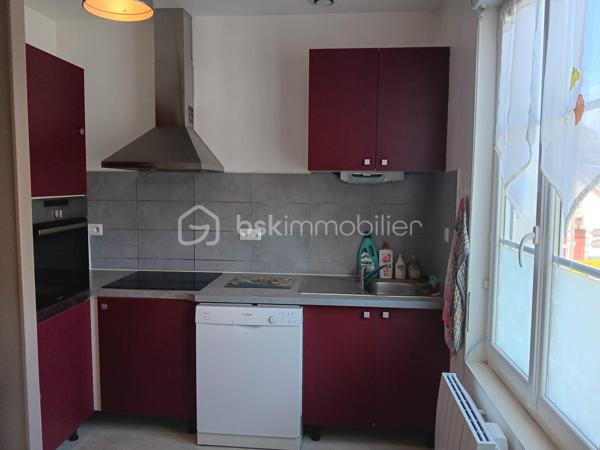 🏡 Maison de ville avec cour – Civray (86400)

Charmante maison de 75 m² sur 143 m² de terrain, comprenant 2 chambres, véranda récente, clim réversible et cheminée. Courette avec cabanon et barbecue, stationnement dans cour commune. Accessibilité facilitée grâce aux monte-escaliers.

✨ Points forts
Maison de ville sur deux niveaux avec double entrée (cour commune et rue).Proximité commerces ,écoles, cabinets médicaux.

Véranda récente (2022) offrant un bel espace lumineux.

Climatisation réversible (2024) et cheminée foyer fermé pour un confort optimal toute l’année.

Cuisine ouverte équipée

Accessibilité PMR grâce à deux monte-escaliers (extérieur et intérieur).

Toiture ardoise refaite en 2019.

 Cour arborée avec cabanon et barbecue, parfaite pour profiter des beaux jours.

🔎 Informations complémentaires
Place de stationnement dans cour commune.

2 WC, salle de douche.

Compteurs accessibles depuis la chambre du bas.

💡 Opportunité
Maison idéale pour personne à mobilité réduite, couple, famille monoparentale ou personne seule. 
Un bien rare sur le marché, alliant charme de l’ancien et confort moderne.