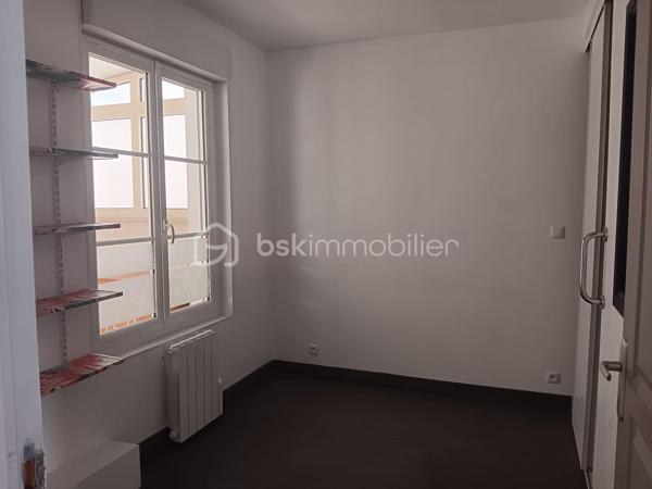 🏡 Maison de ville avec cour – Civray (86400)

Charmante maison de 75 m² sur 143 m² de terrain, comprenant 2 chambres, véranda récente, clim réversible et cheminée. Courette avec cabanon et barbecue, stationnement dans cour commune. Accessibilité facilitée grâce aux monte-escaliers.

✨ Points forts
Maison de ville sur deux niveaux avec double entrée (cour commune et rue).Proximité commerces ,écoles, cabinets médicaux.

Véranda récente (2022) offrant un bel espace lumineux.

Climatisation réversible (2024) et cheminée foyer fermé pour un confort optimal toute l’année.

Cuisine ouverte équipée

Accessibilité PMR grâce à deux monte-escaliers (extérieur et intérieur).

Toiture ardoise refaite en 2019.

 Cour arborée avec cabanon et barbecue, parfaite pour profiter des beaux jours.

🔎 Informations complémentaires
Place de stationnement dans cour commune.

2 WC, salle de douche.

Compteurs accessibles depuis la chambre du bas.

💡 Opportunité
Maison idéale pour personne à mobilité réduite, couple, famille monoparentale ou personne seule. 
Un bien rare sur le marché, alliant charme de l’ancien et confort moderne.