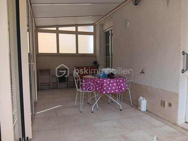 🏡 Maison de ville avec cour – Civray (86400)

Charmante maison de 75 m² sur 143 m² de terrain, comprenant 2 chambres, véranda récente, clim réversible et cheminée. Courette avec cabanon et barbecue, stationnement dans cour commune. Accessibilité facilitée grâce aux monte-escaliers.

✨ Points forts
Maison de ville sur deux niveaux avec double entrée (cour commune et rue).Proximité commerces ,écoles, cabinets médicaux.

Véranda récente (2022) offrant un bel espace lumineux.

Climatisation réversible (2024) et cheminée foyer fermé pour un confort optimal toute l’année.

Cuisine ouverte équipée

Accessibilité PMR grâce à deux monte-escaliers (extérieur et intérieur).

Toiture ardoise refaite en 2019.

 Cour arborée avec cabanon et barbecue, parfaite pour profiter des beaux jours.

🔎 Informations complémentaires
Place de stationnement dans cour commune.

2 WC, salle de douche.

Compteurs accessibles depuis la chambre du bas.

💡 Opportunité
Maison idéale pour personne à mobilité réduite, couple, famille monoparentale ou personne seule. 
Un bien rare sur le marché, alliant charme de l’ancien et confort moderne.