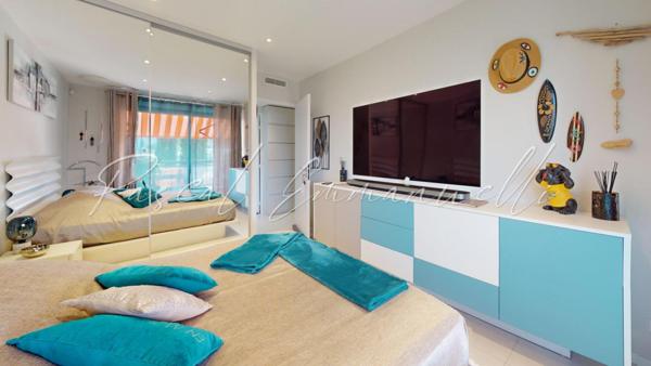 Appartement  4 pièce(s) dernier étage 102m2 Antibes Jules Grec  avec Piscine