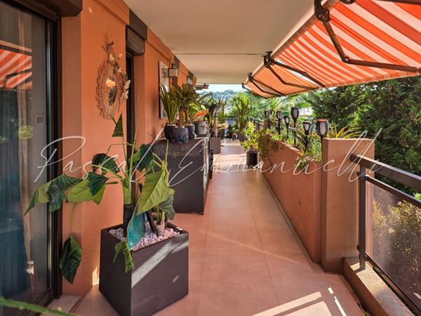 Appartement  4 pièce(s) dernier étage 102m2 Antibes Jules Grec  avec Piscine