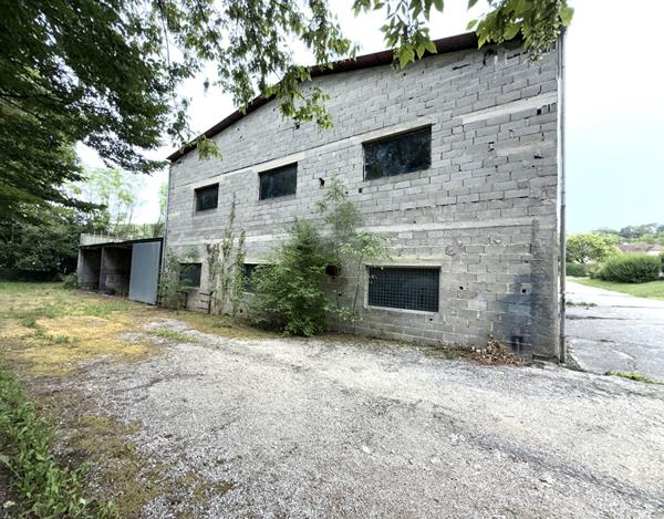 Local d'activité  proche Lons-Le-Saunier 840 m² / 468 M² de garages
