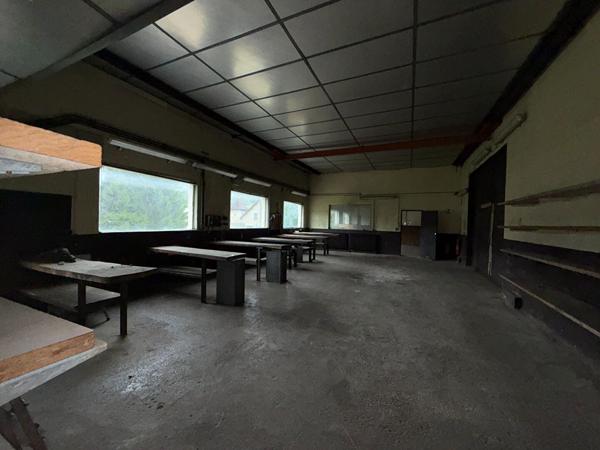 Local d'activité  proche Lons-Le-Saunier 840 m² / 468 M² de garages