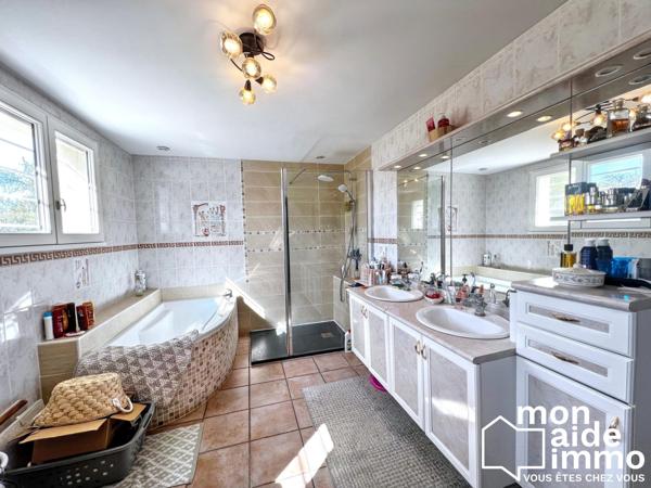 Superbe maison familiale de 222 m² sur terrain arboré avec piscine et dépendances